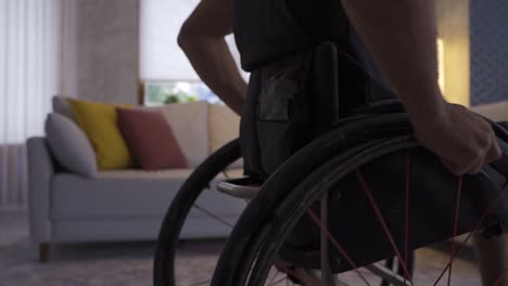 Behinderter-Junger-Mann-In-Zeitlupe,-Der-In-Seinem-Rollstuhl-Durch-Das-Haus-Läuft.